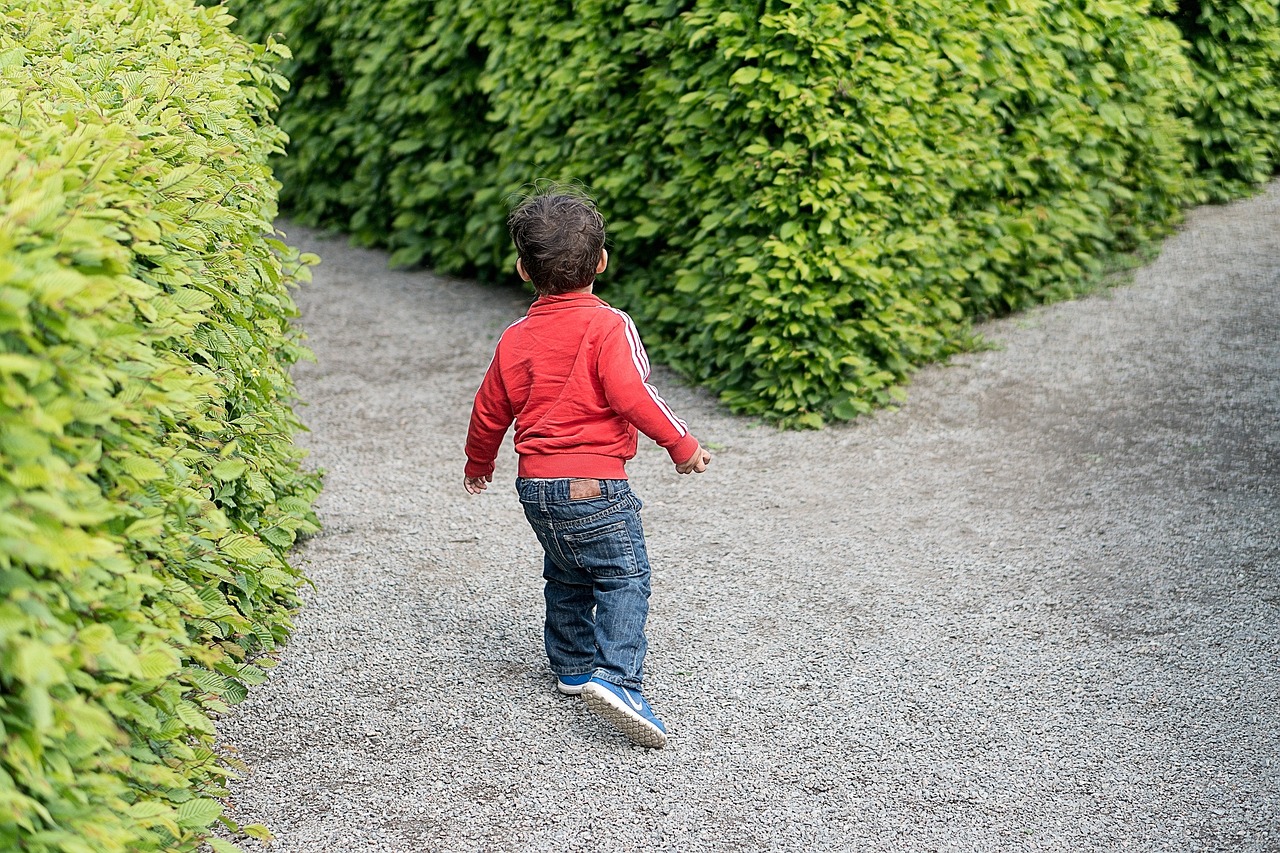 男试管代生的孩子尿有点粉红色（代妈借卵生的男孩小便粉红色是什么原因）